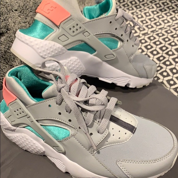Nike Huaraches - Picture 2 of 4